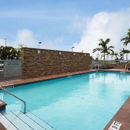 Fairfield Inn & Suites By Marriott Fort Lauderdale פמברוק פיינס מראה חיצוני תמונה