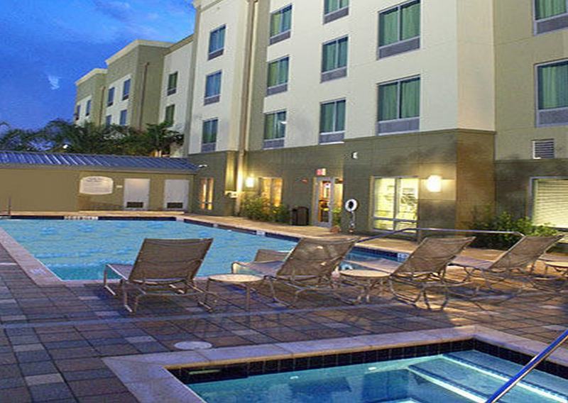 Fairfield Inn & Suites By Marriott Fort Lauderdale פמברוק פיינס מראה חיצוני תמונה