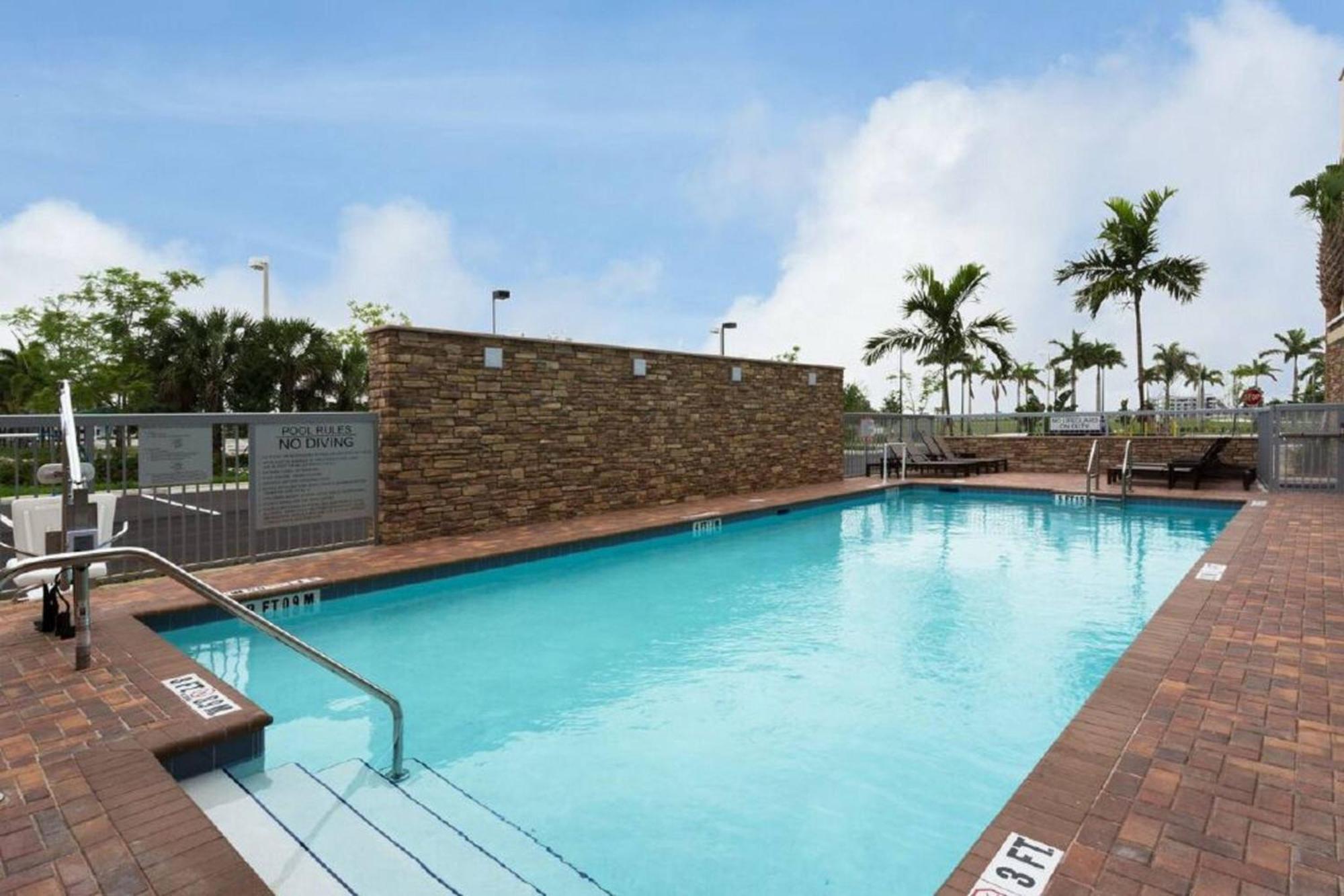 Fairfield Inn & Suites By Marriott Fort Lauderdale פמברוק פיינס מראה חיצוני תמונה